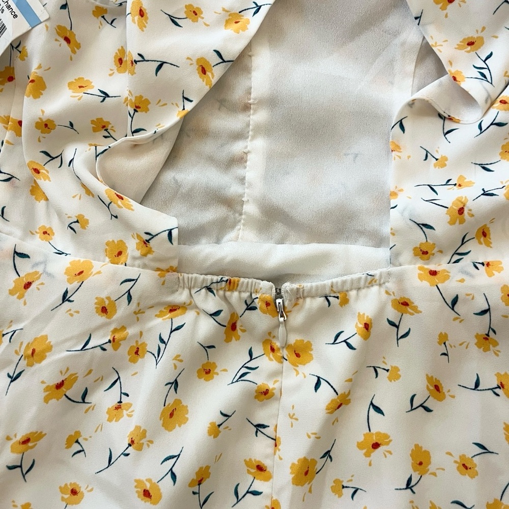 Lulus Strike A Posie White Floral Open Back Short Sleeve Flowy Mini Dress Medium - Picture 8 of 9